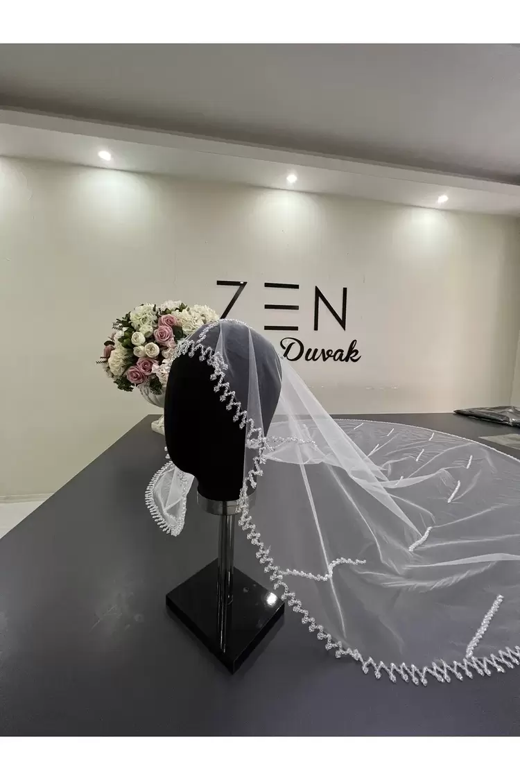 Beyaz nakışlı gelin duvağı