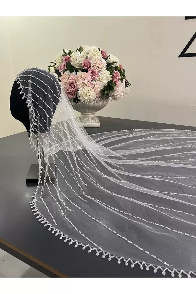 Beyaz kenar detaylı nakışlı gelin duvağı