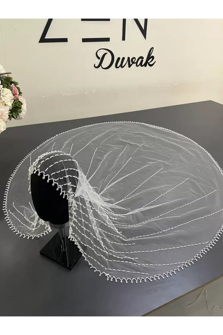 Beyaz kenar detaylı nakışlı gelin duvağı