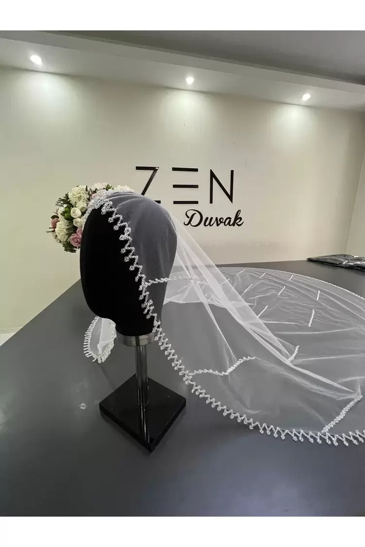 Beyaz nakışlı gelin duvağı