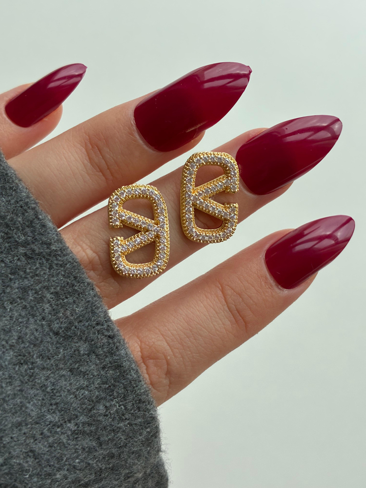 V Icon Taşlı Gold Küpe