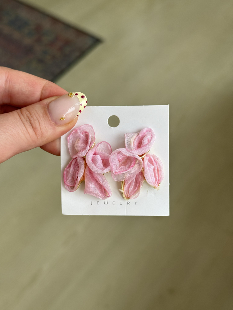 Pembe tül küpe