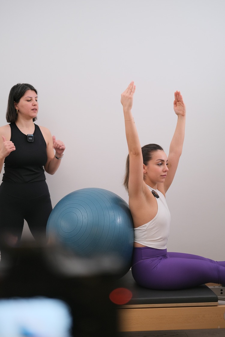 Kifoz için Pilates: Bir Ders Akışı 