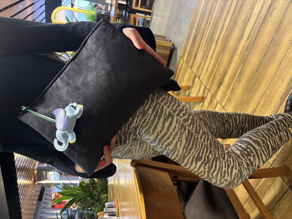Siyah Clutch Fil Charmlı Çanta