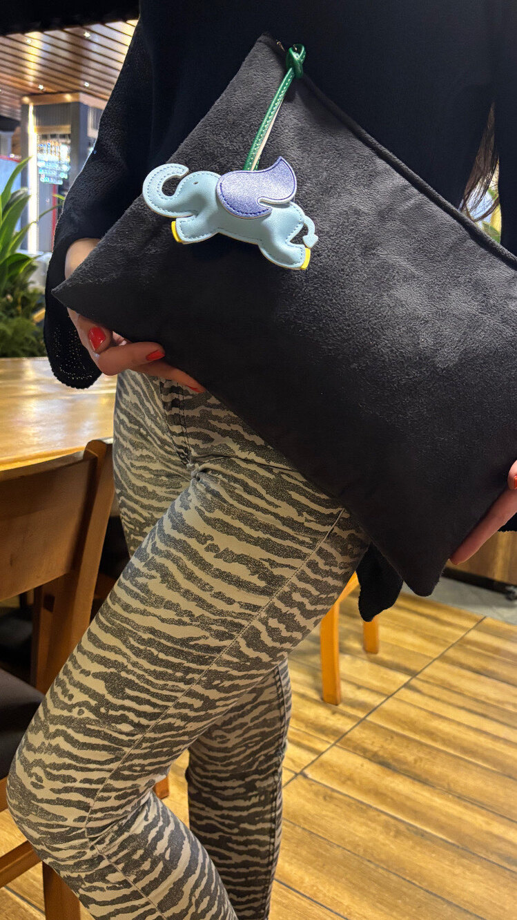 Siyah Clutch Fil Charmlı Çanta