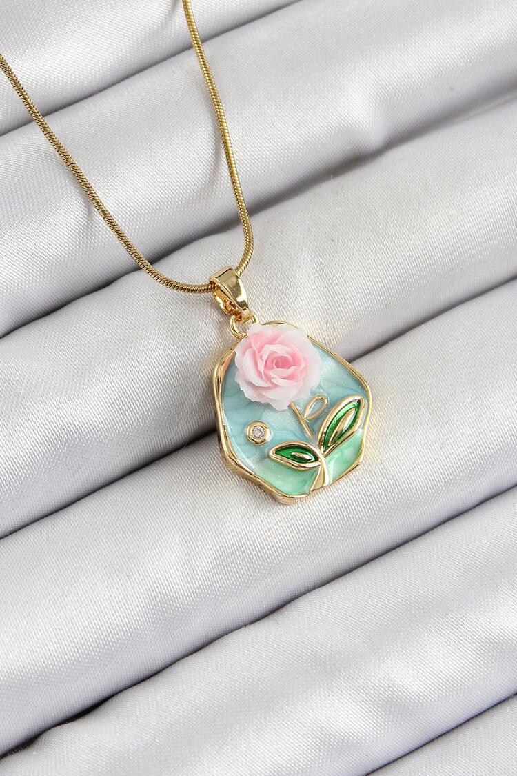 Pembe ve Yeşil Sanatsal Portre Gül Figürlü Beşgen Model Gold Renk Kolye