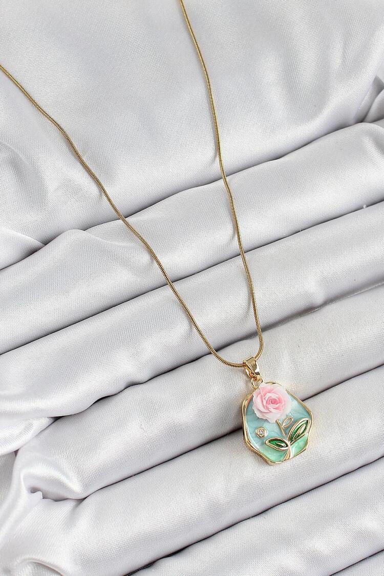 Pembe ve Yeşil Sanatsal Portre Gül Figürlü Beşgen Model Gold Renk Kolye