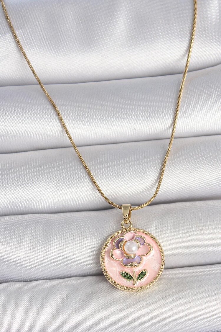 Pembe Çiçek İşlemeli İnci Detay Portre Kolye