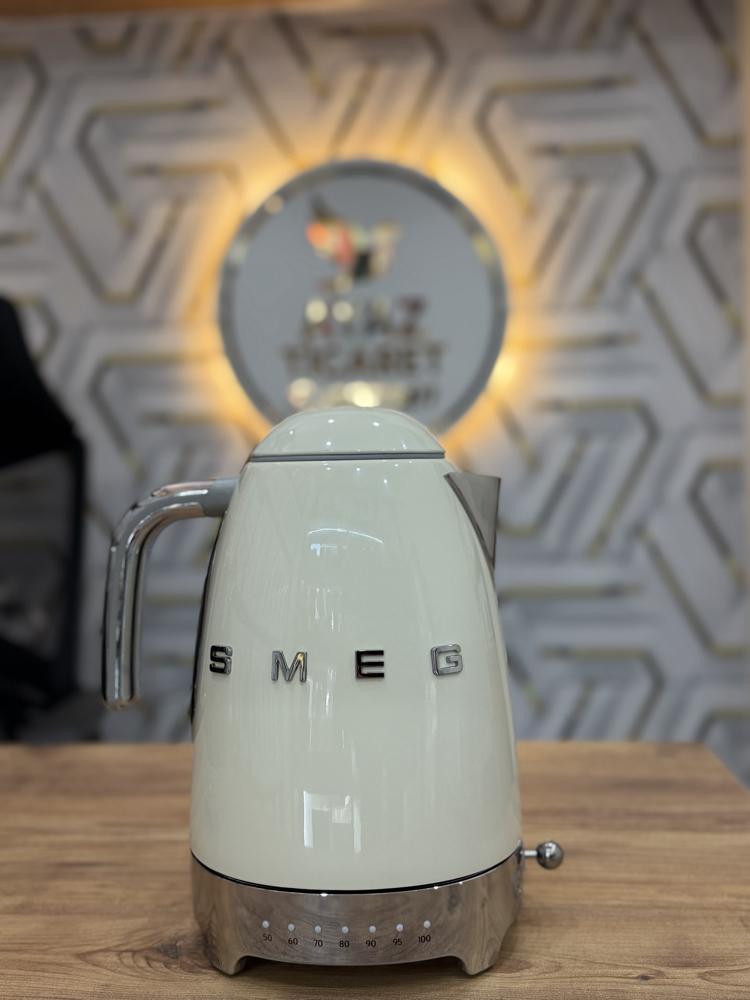 Smeg ısı ayarlı kettle (Krem)
