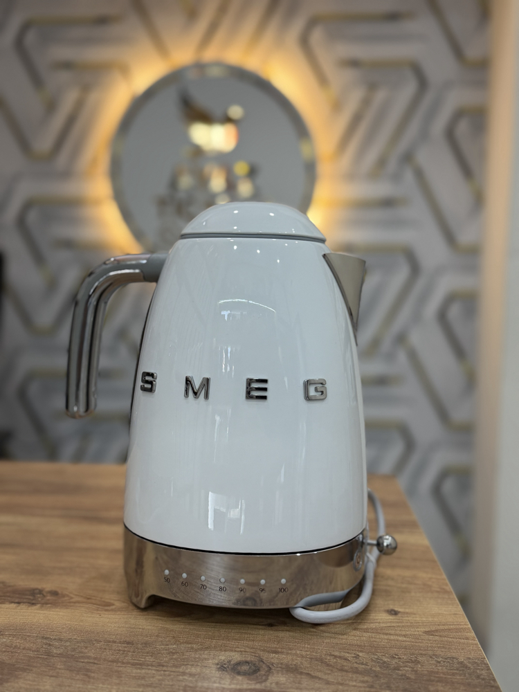 Smeg ısı ayarlı kettle (Beyaz)
