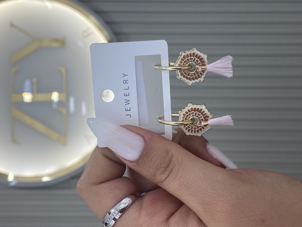Pembe tüy detaylı gold halka küpe