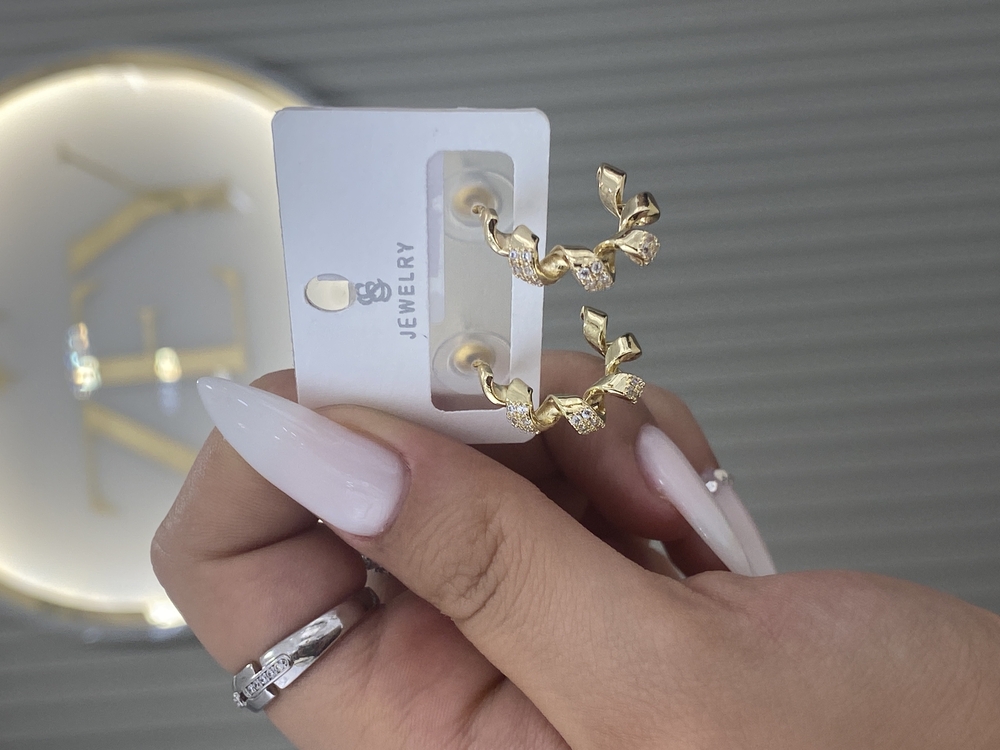 Gold kıvrımlı halka küpe