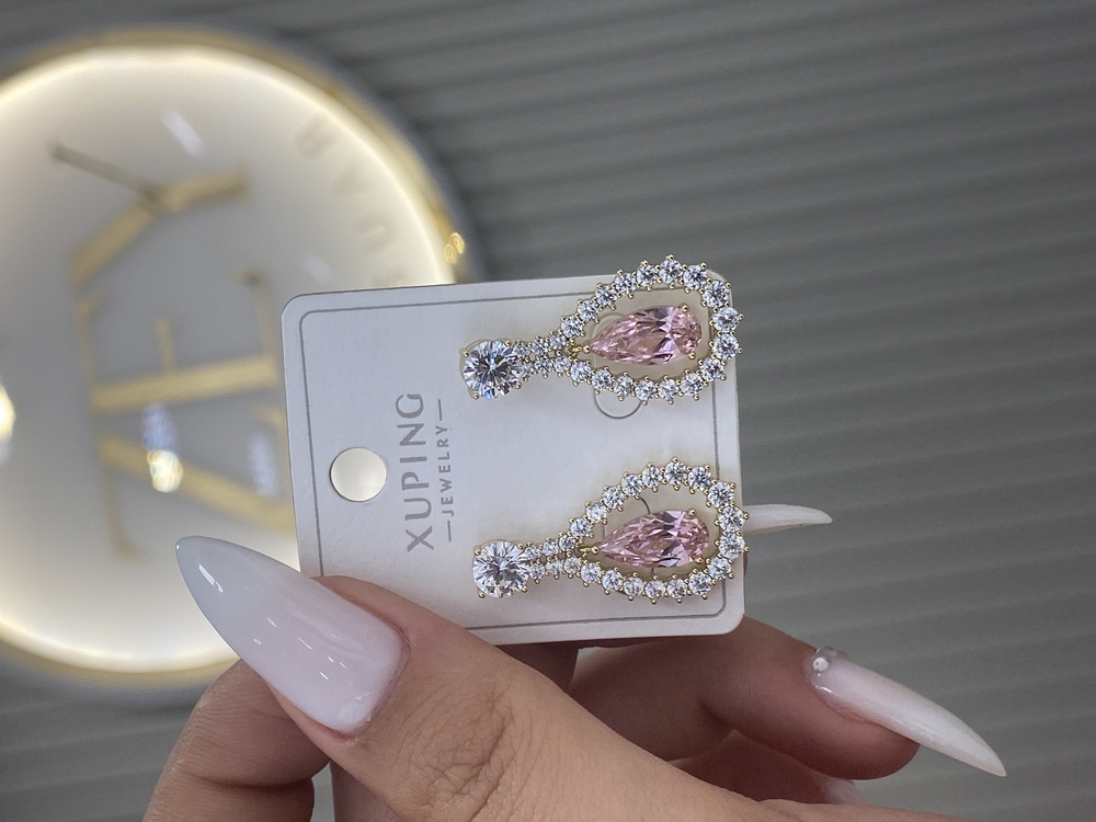 Gümüş taş detaylı pembe taşlı sallantılı küpe