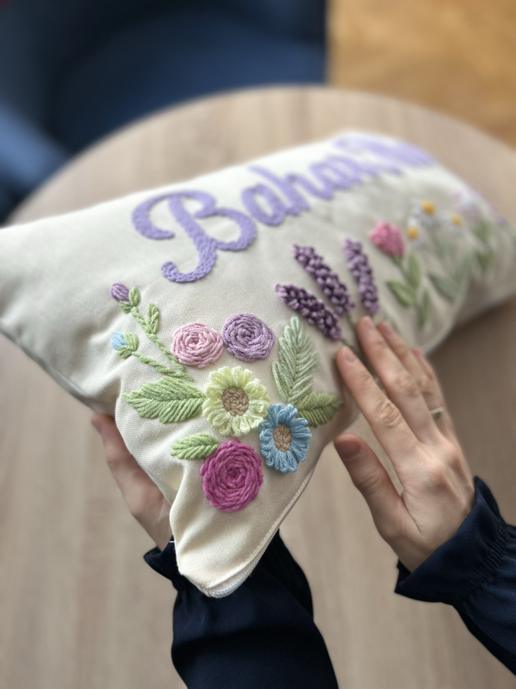 Bahar temalı punch kırlent kılıfı