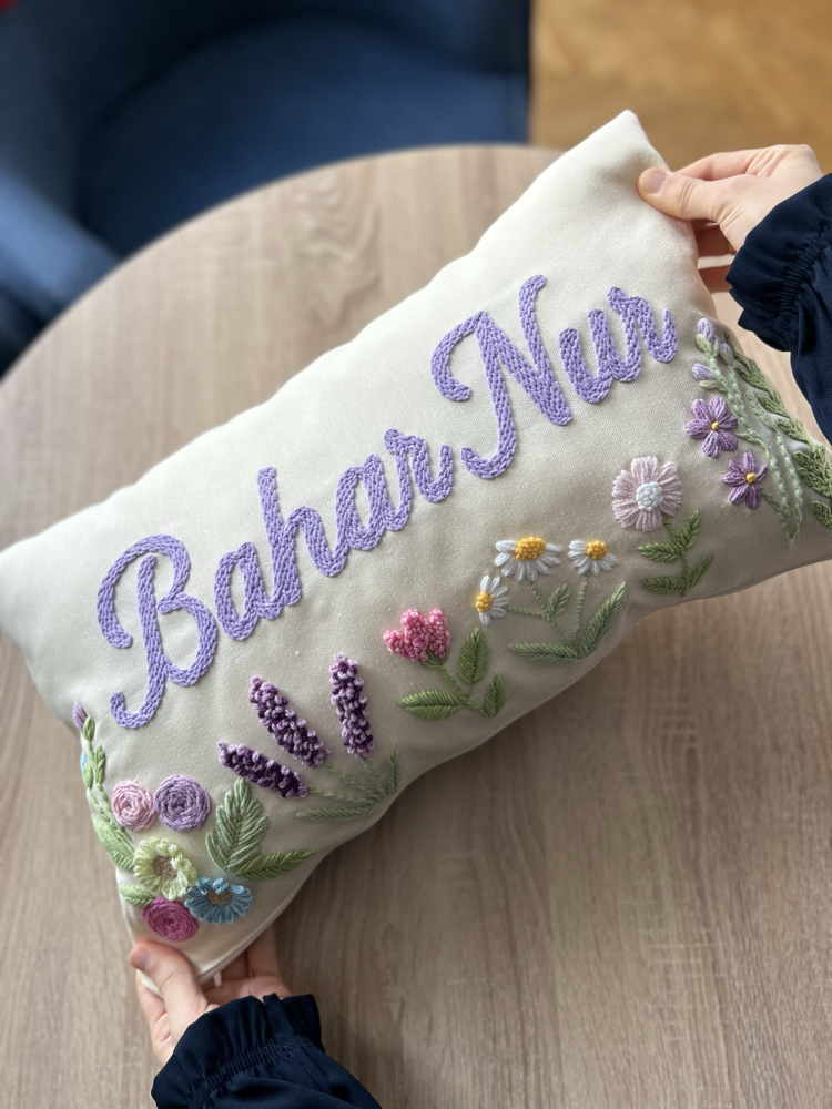 Bahar temalı punch kırlent kılıfı
