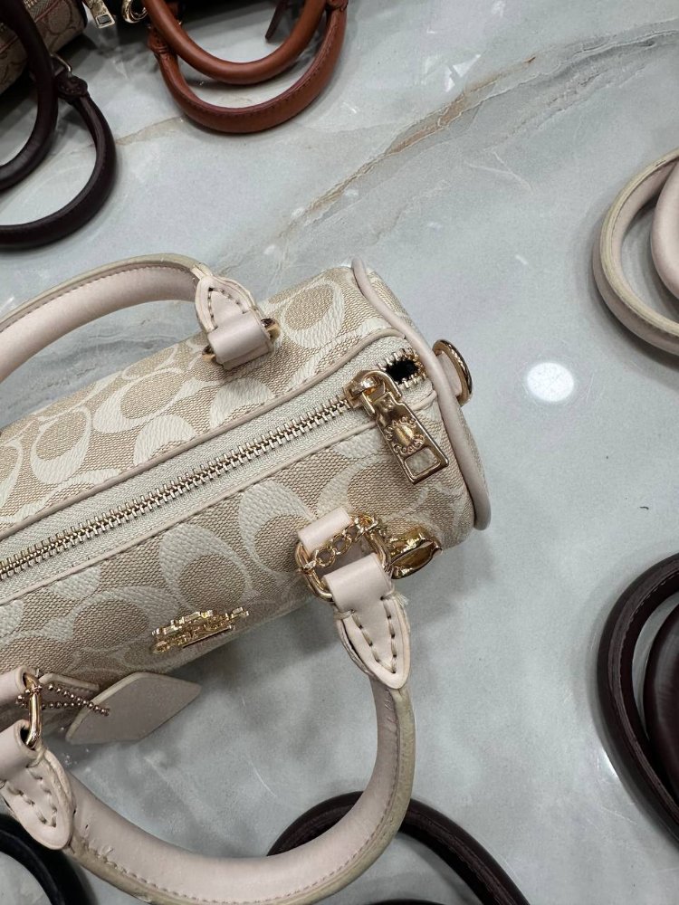 COACH mini cylinder✨
