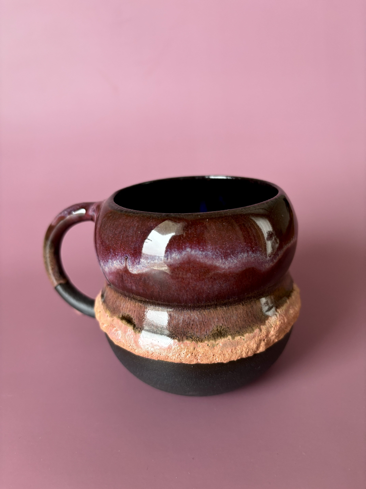 Magical Burgundy 300 ml Pembe Somon Krater Detaylı Siyah Stoneware Kupa