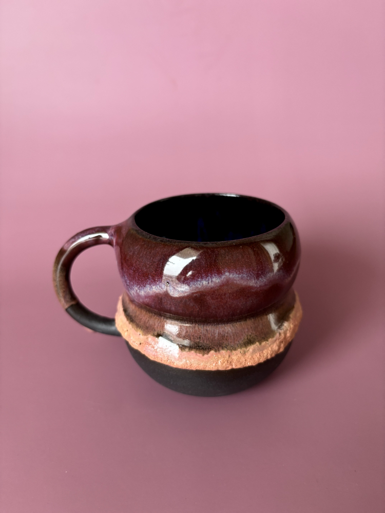 Magical Burgundy 300 ml Pembe Somon Krater Detaylı Siyah Stoneware Kupa