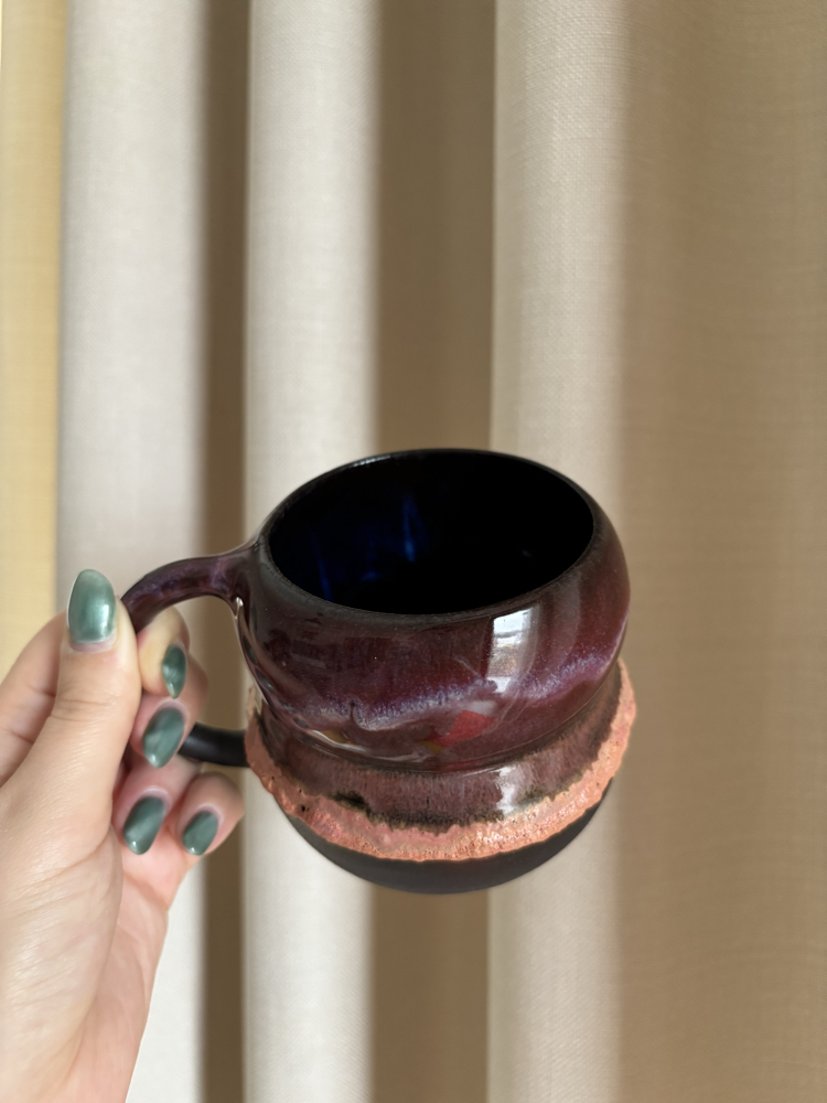 Magical Burgundy 300 ml Pembe Somon Krater Detaylı Siyah Stoneware Kupa