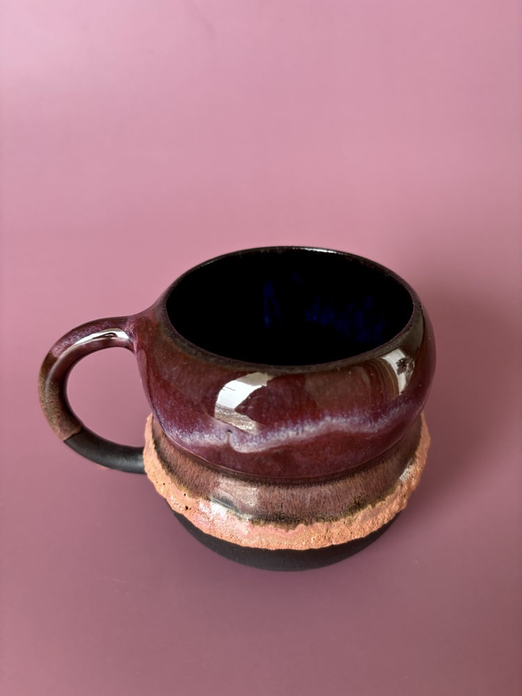 Magical Burgundy 300 ml Pembe Somon Krater Detaylı Siyah Stoneware Kupa